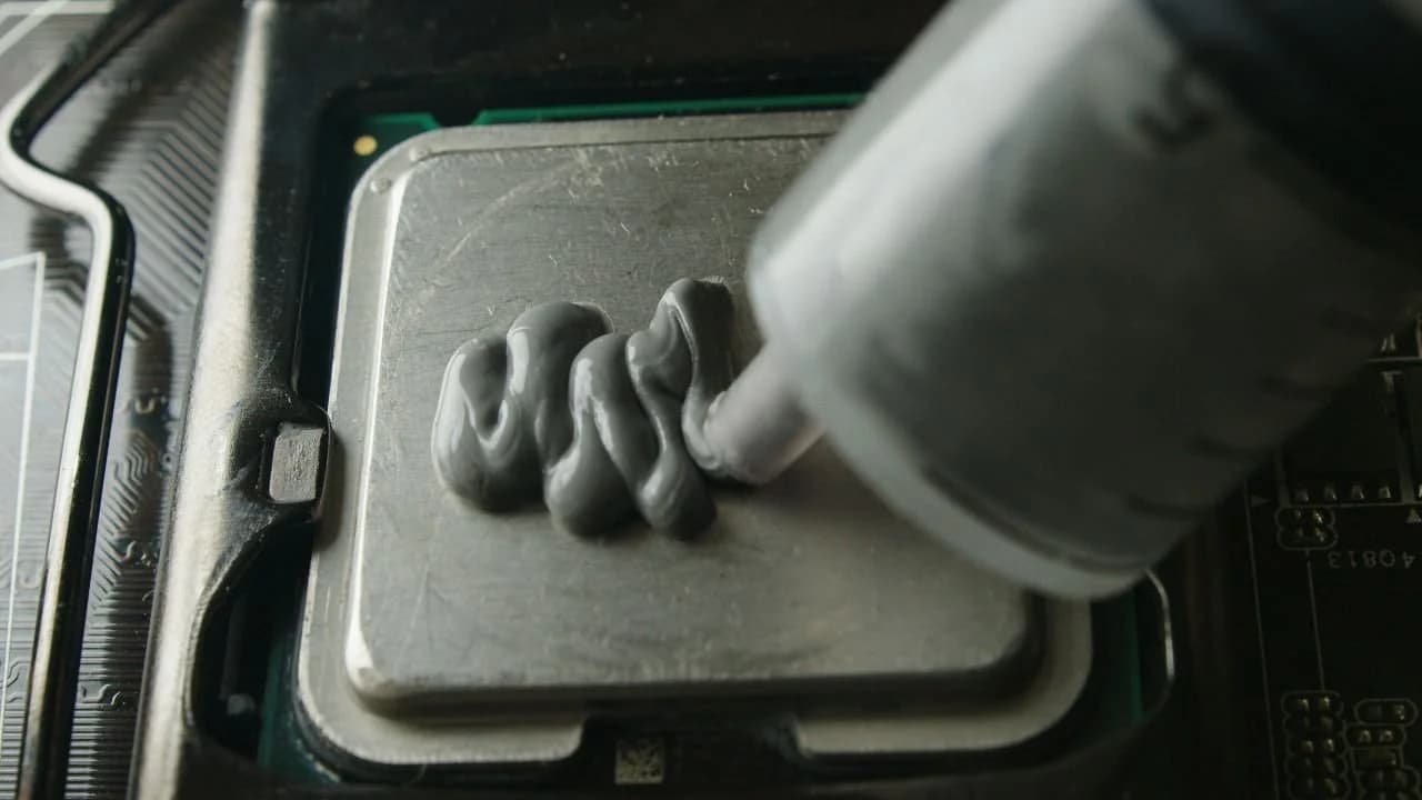 プロセッサーにサーマルペーストのチューブを 1 本丸ごと使う?